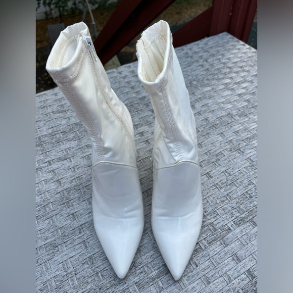 White PU booties, pointy nose, soft shaft, great condition, size 10M - Picture 2 of 8